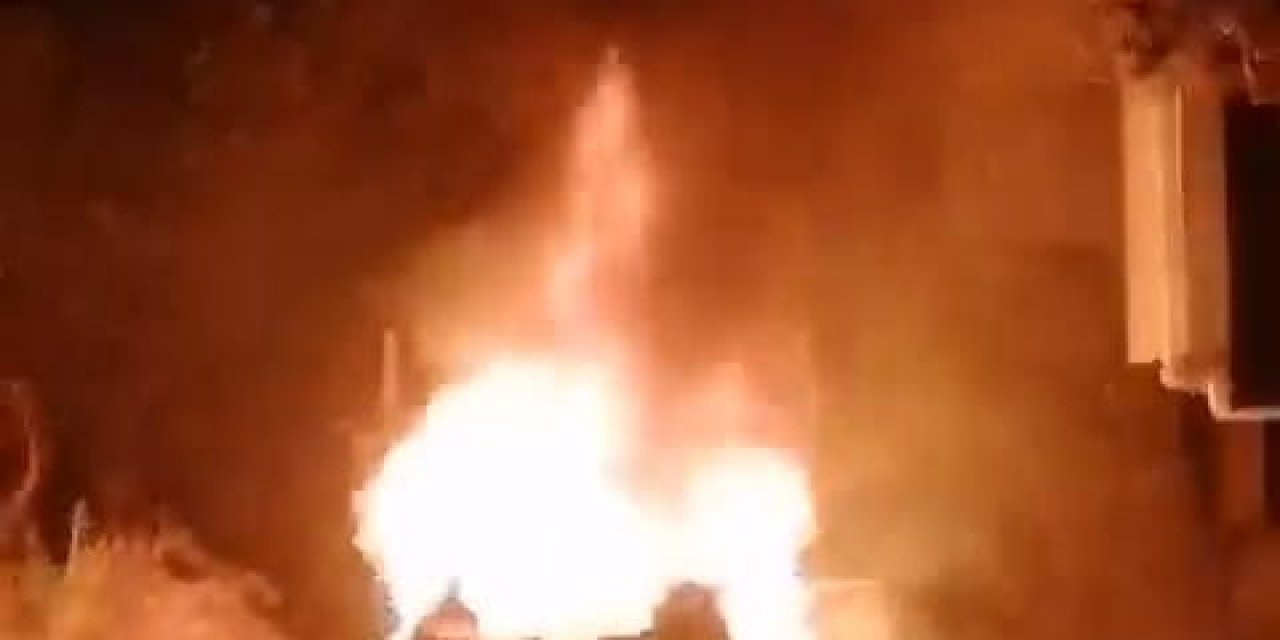 Amasya'da Park Halindeki Otomobil Alev Alev Yandı