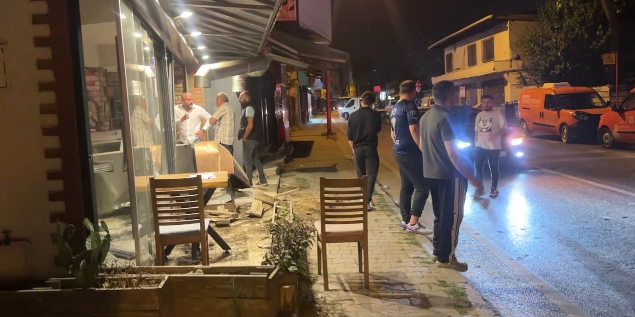 Beykoz'da Hafif Ticari Araç Kafeye Girdi