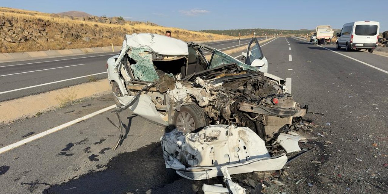 Elazığ’da Otomobil Kamyonete Arkadan Çarptı: 2 Ölü