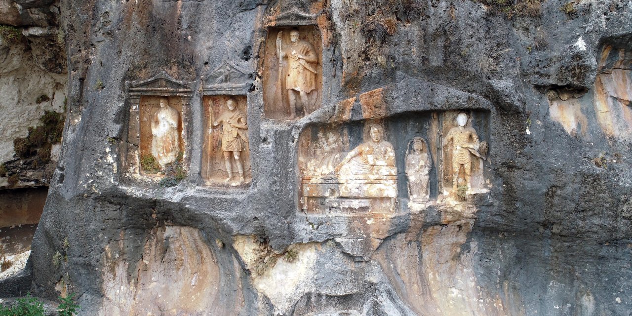 Definecilerin Talanına Uğrayan Saklı Hazine Adamkayalar İçin 'Ören Yeri' Talebi