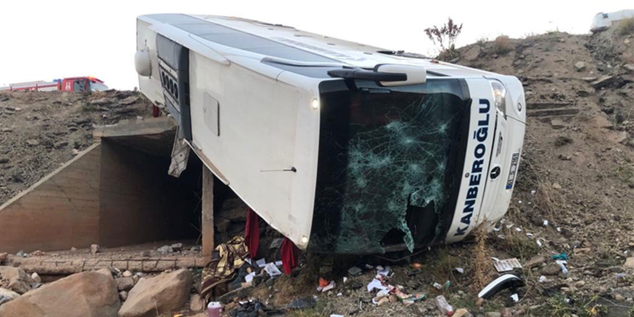 Trabzon plakalı yolcu otobüsü Erzurum'da şarampole devrildi, 3 ölü, 22 yaralı