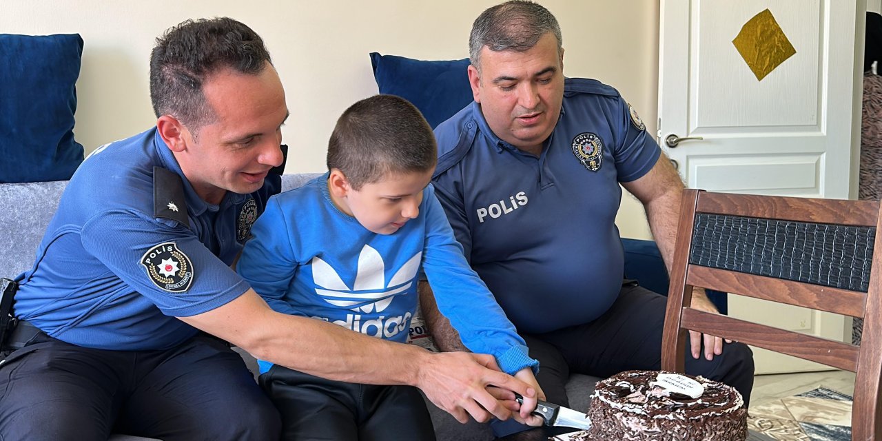 Zihinsel Engelli İbrahim’e, Polislerden Doğum Günü Sürprizi