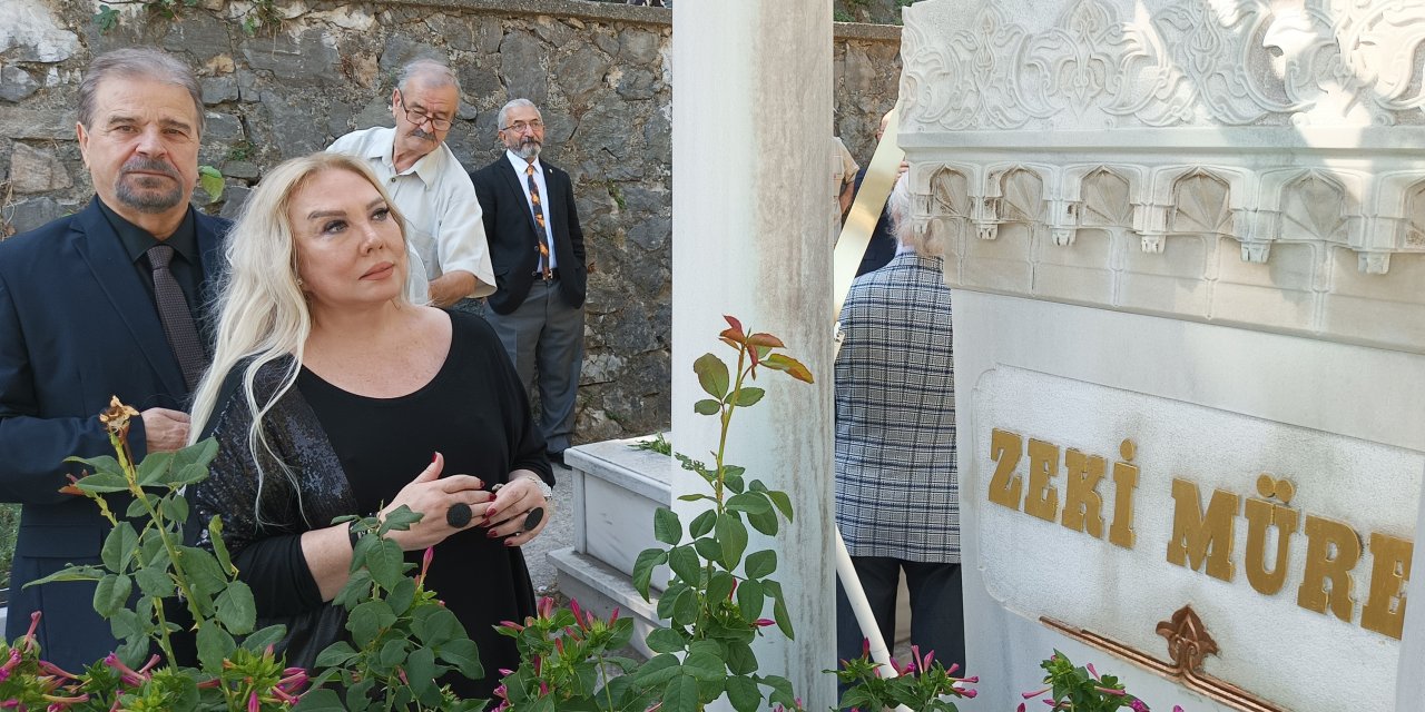 Zeki Müren, Kabri Başında Anıldı