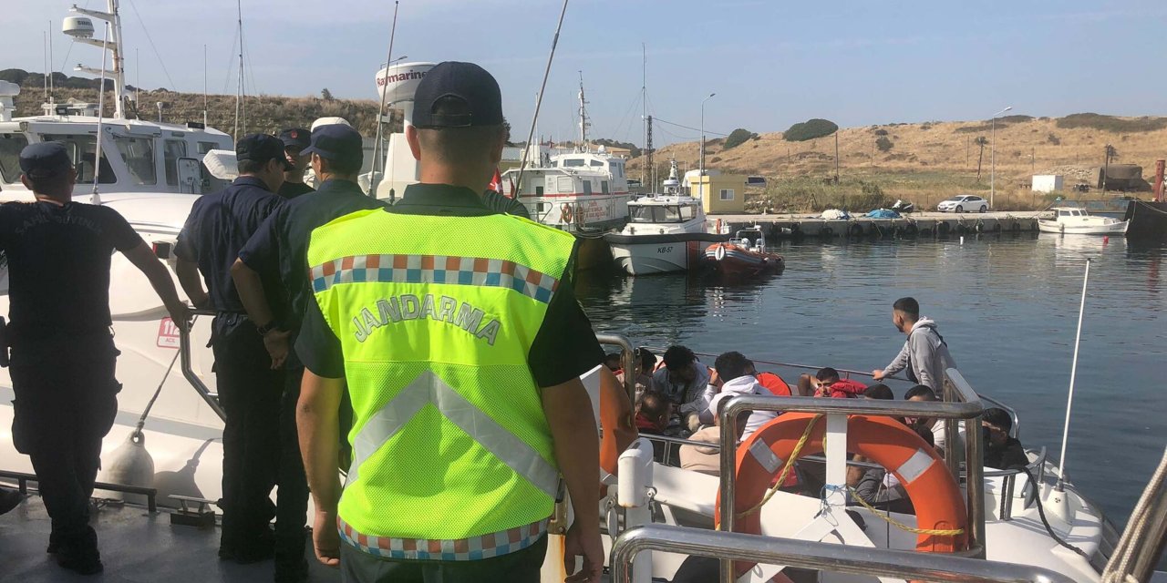 Çanakkale'de Kaptanı Alkollü Yelkenli Teknede 25 Kaçak Göçmen Yakalandı