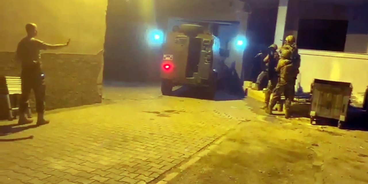 ‘Şirinler’ Çetesi Operasyonun Görüntüleri Ortaya Çıktı; Polis Kapıyı Zırhlı Araçla Kırmış