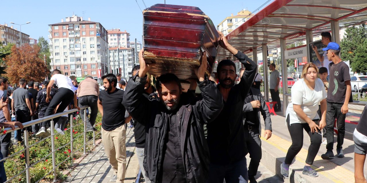 Kayseri'de Tramvayın Altında Kalan Harun Can'ın Ailesinden Tabutlu Protesto