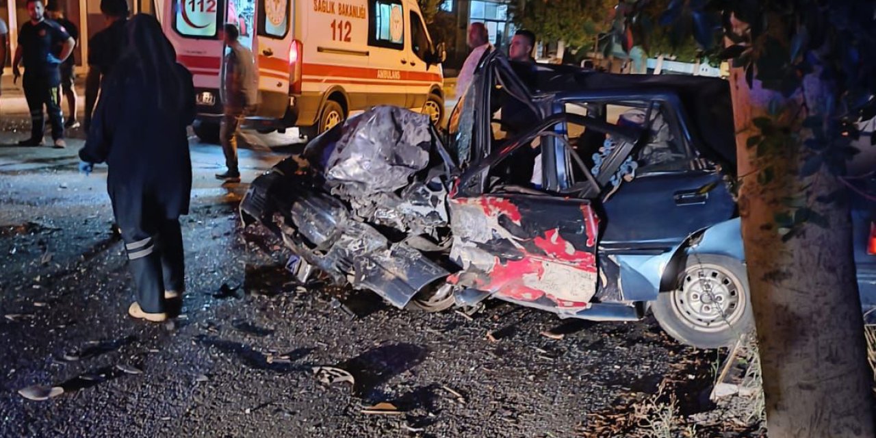 2 Otomobil Kafa Kafaya Çarpıştı: 1 Ölü, 1 Yaralı