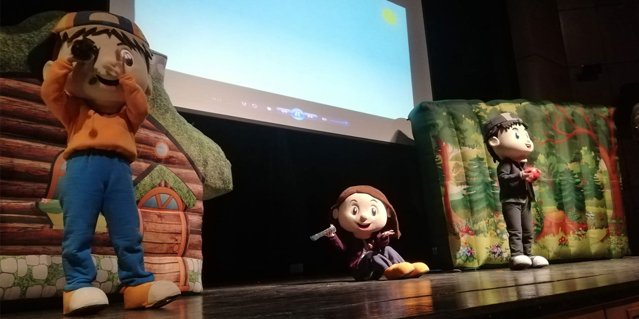 Rize'de çocuklar Hürkuş ve Gökbey'le buluştu