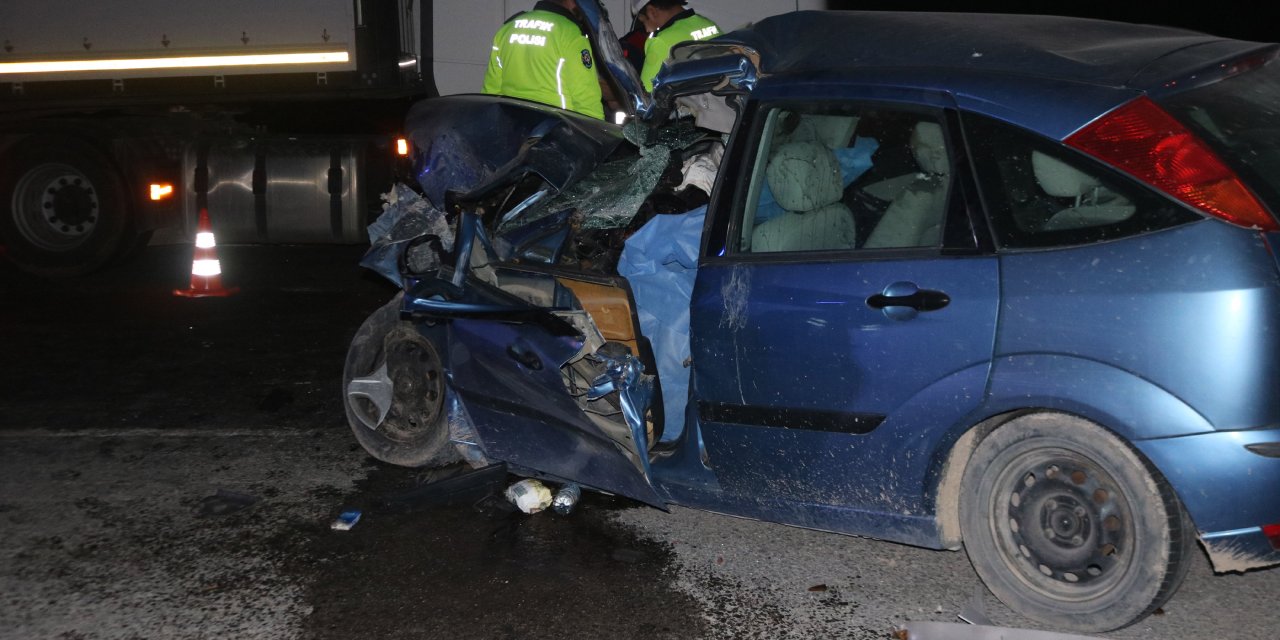 Nevşehir'de Otomobil Kamyona Arkadan Çarptı: 1 Ölü, 2 Yaralı