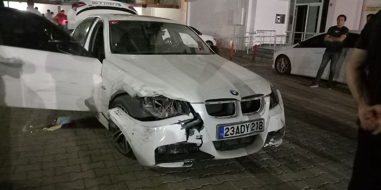 Polisten Kaçan Alkollü Sürücü, Bariyerini Kırıp Girdiği Sitede Araçlara Çarpıp Hasar Verdi