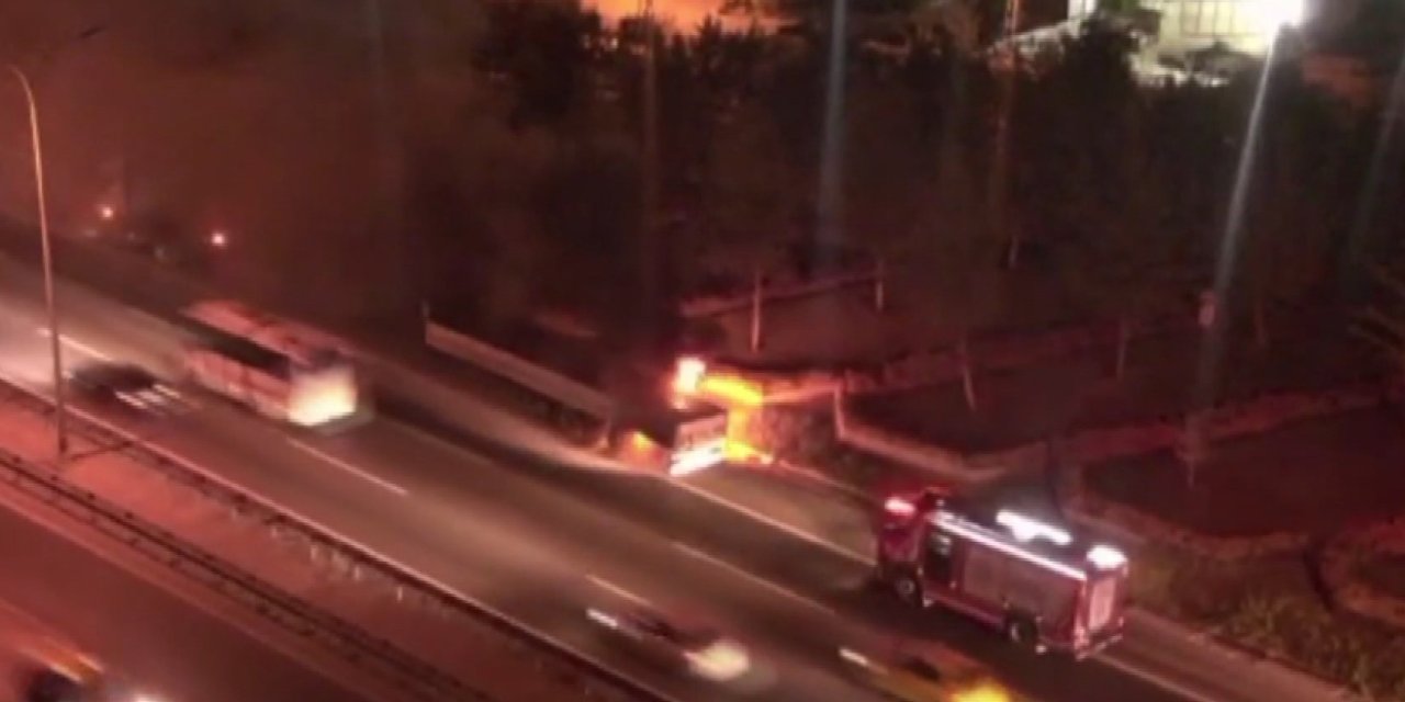 Sancaktepe Tem Otoyolu'nda Tır'da Çıkan Yangını İtfaiye Söndürdü