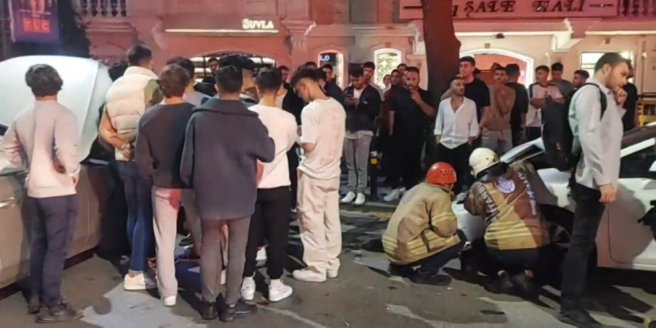 Kadıköy’de Kontrolden Çıkan Otomobil, Park Halindeki İki Otomobile Çarptı: 2 Yaralı