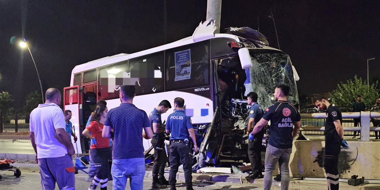 Hava Limanına Yolcu Taşıyan Midibüs, Direğe Çarptı: 5 Yaralı