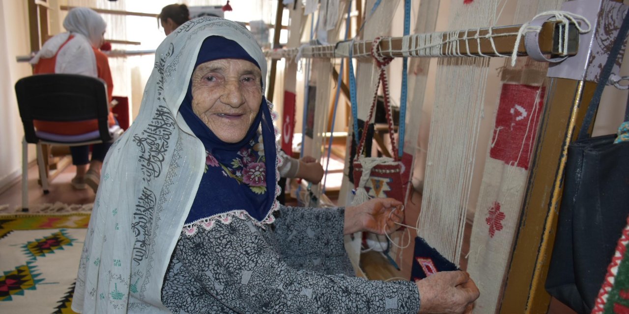 85 Yaşında Halı Dokuma Kursunu Bitirip, Sertifika Aldı