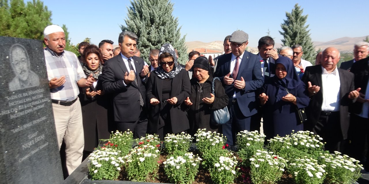 'Bozkırın Tezenesi' Mezarı Başında Anıldı