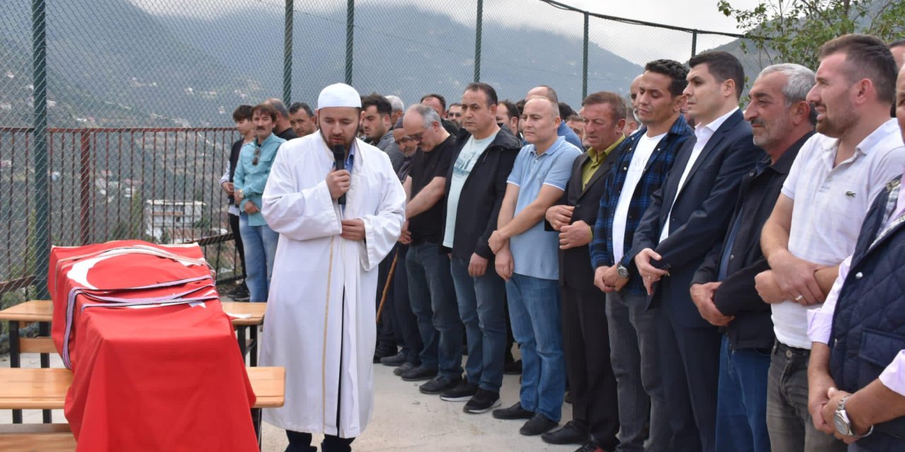 Hasarlı Binanın Yıkımı Sırasında Enkaz Altında Kalan Operatör, Gümüşhane'de defnedildi