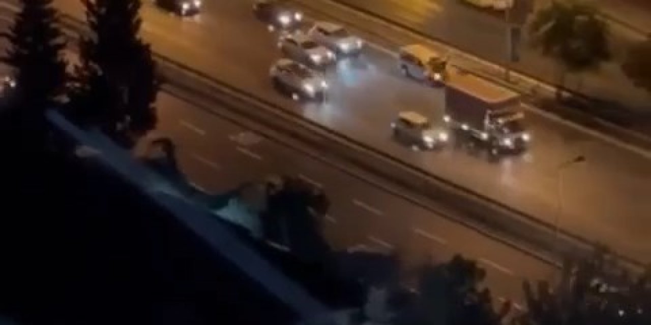 Arıza Yapan Araca Arkadan Gelen İki Otomobil Çarptı: O Anlar Kamerada