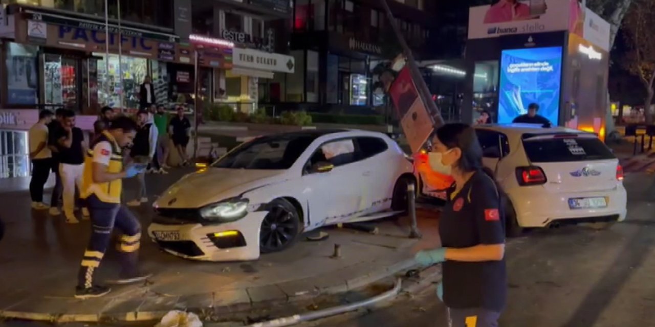 Kadıköy’de Aynı Yönde Giden 2 Otomobil Çarpıştı: 3 Yaralı