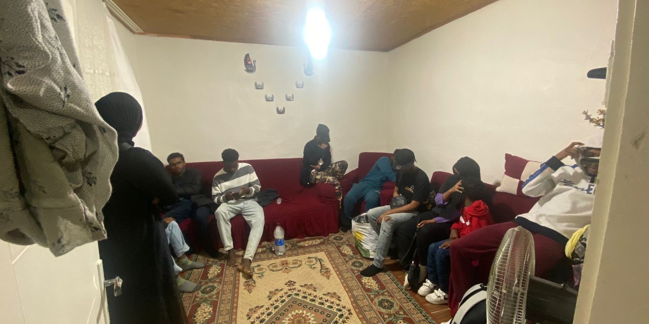 İzmir'de Evde 16 Kaçak Göçmen Yakalandı