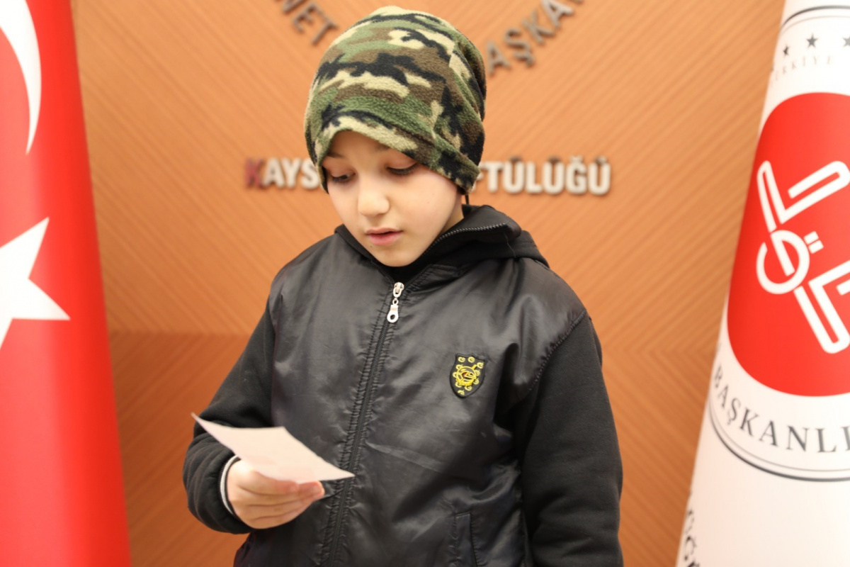 Bilgisayar almak için biriktirdiği parasını depremzedelere gönderdi