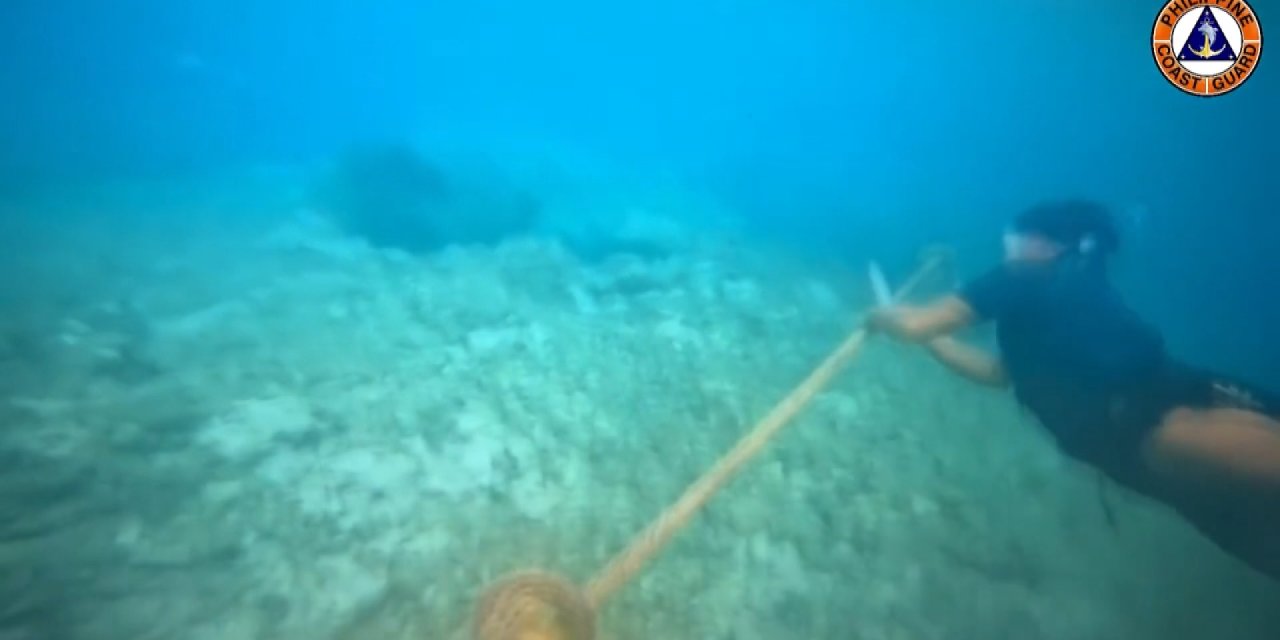 Filipinler, İhtilaflı Sulardaki Çin’in Döşediği Bariyer Ağları Keserek Kaldırdı