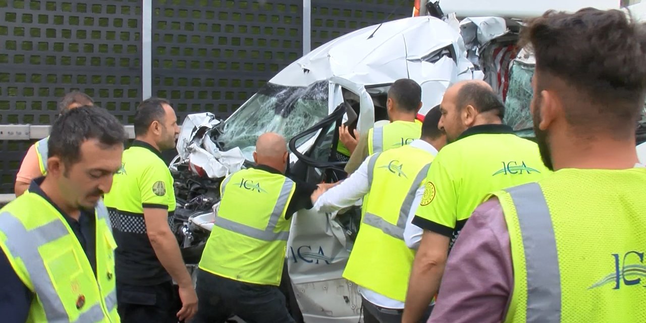 Sarıyer'de Kamyonet Yol Çalışması Yapan İş Makinasına Çarptı: 2 Yaralı