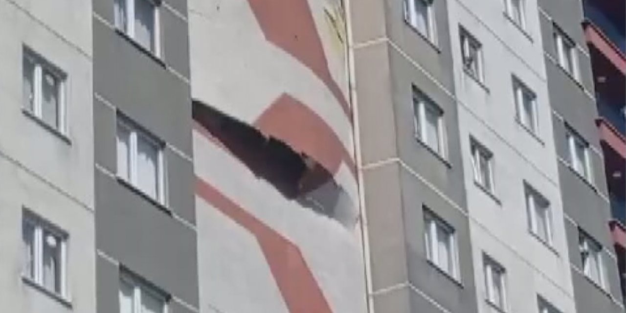 Esenler'de Apartmanın Dış Cephesi Çöktü; Mahallede Panik Yaşandı - 1