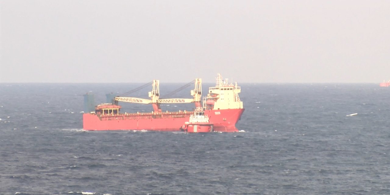Karadeniz Açıklarında Arızalanan Yük Gemisi 11 Saatte Ahırkapı'ya Çekildi