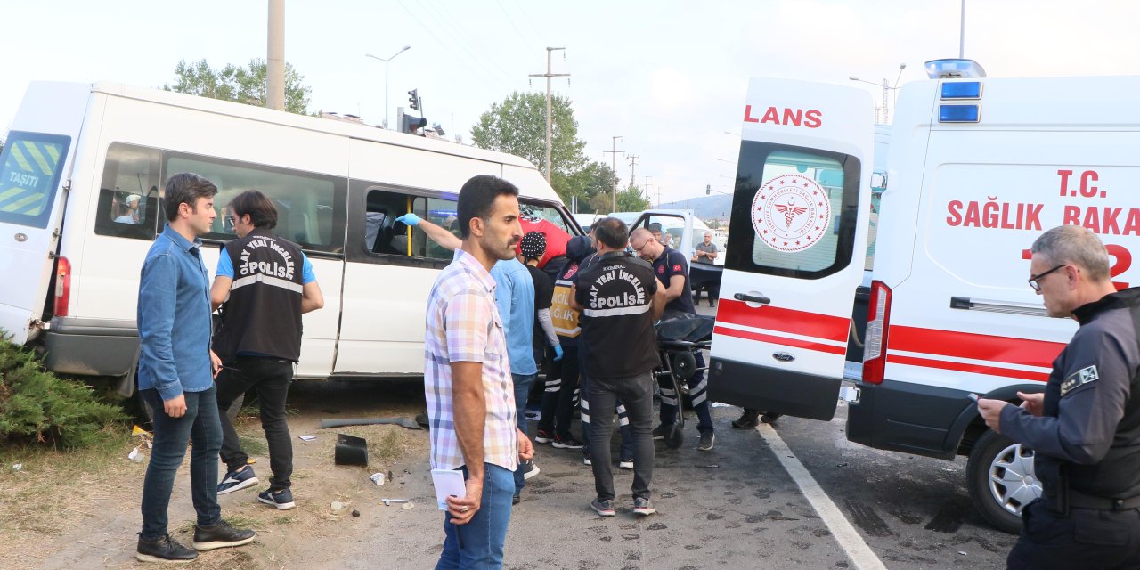 Samsun'da Işık İhlali Yapan Kamyon, Öğrenci Servisine Çarptı: 1 Ölü, 4 Yaralı