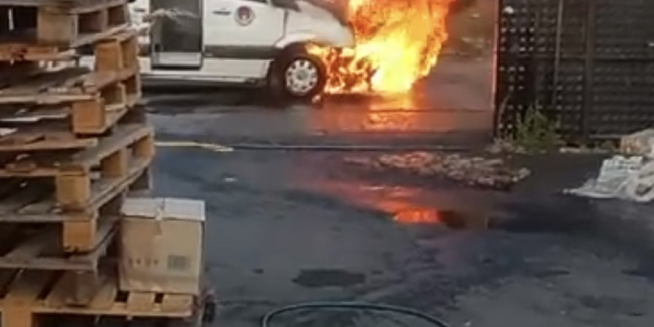 Ümraniye'de Servis Minibüsü Alev Alev Yandı