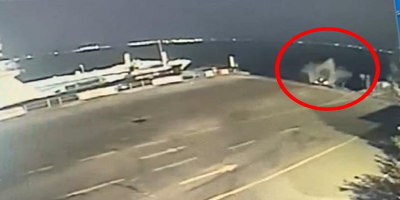 Hafif Ticari Araç Feribot A Binerken Denize Uçtu; Sürücü Can Simidi Atılarak Kurtarıldı
