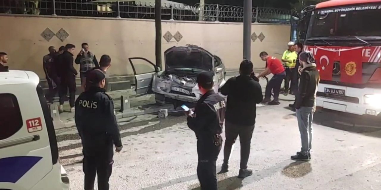 Üsküdar’da Otomobil Aydınlatma Direğine Çarptı:1 Yaralı