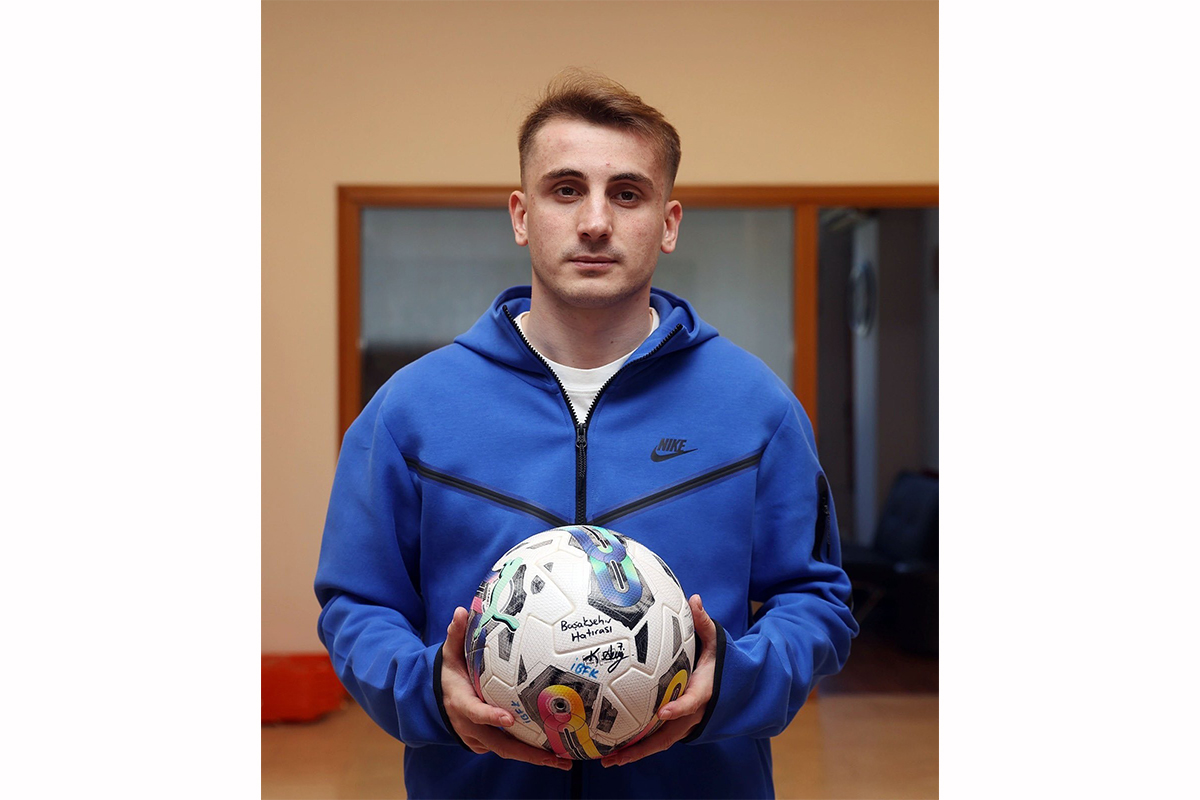 Kerem Aktürkoğlu, hat-trick yaptığı maçtaki topu depremzedeler için bağışladı