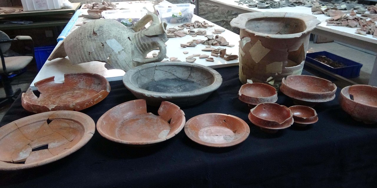 Assos Antik Kenti'nde Bulunan 1800 Yıllık Kaplar, Gündelik Yaşama Işık Tutuyor