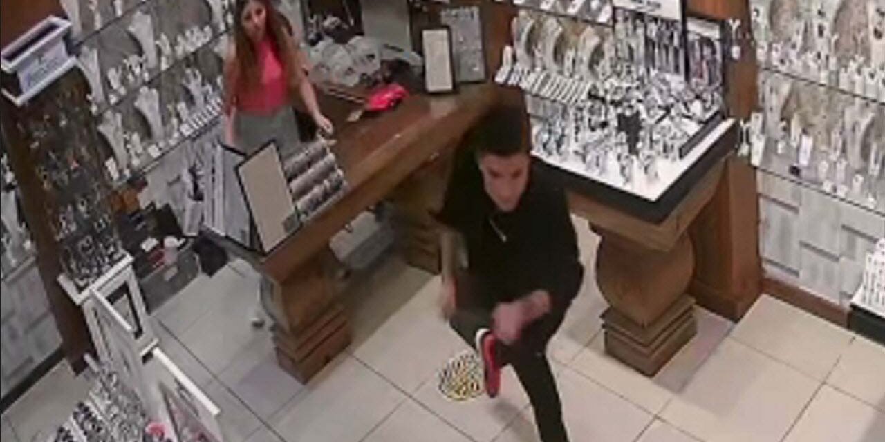 'Satın Alacağım' Deyip Denediği Saatleri Çaldı; O Anlar Kamerada