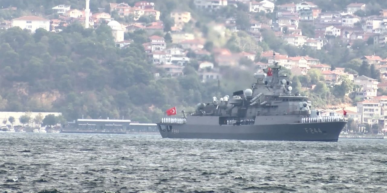 İstanbul- Preveze Deniz Zaferi'nin 485. Yıldönümünde İstanbul Boğazı'nda Resmi Geçit Töreni Yapıldı