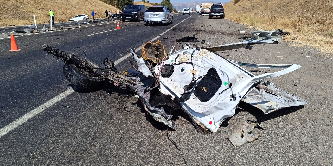 Bingöl'de Otomobiller Kafa Kafaya Çarpıştı: 1 Ölü, 2 Yaralı