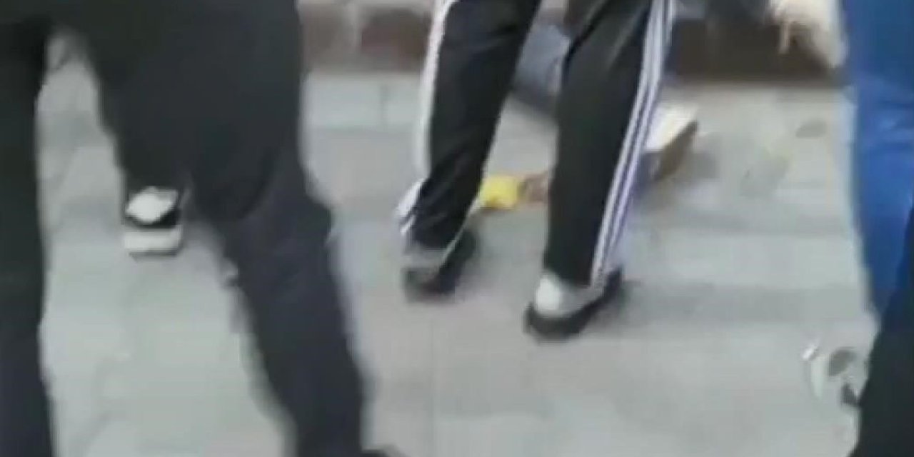 Sultangazi'de Kadının Fotoğrafını Çekti; Mahalleli Tarafından Darbedildi