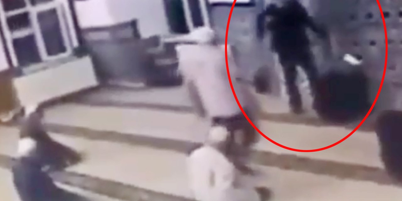 Namaz Sırasında Ayakkabılarıyla Camiye Girip, İmama Bağırdı