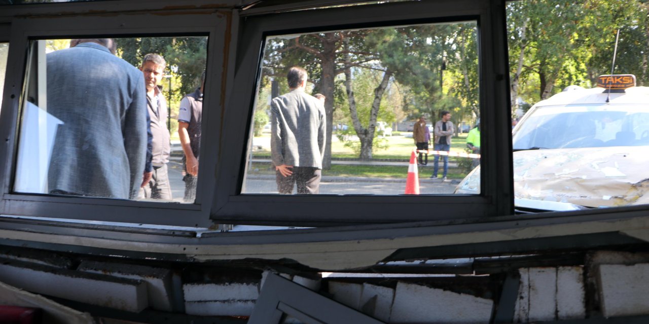 Taksi, Güvenlik Kulübesine Girdi; 4 Yaralı