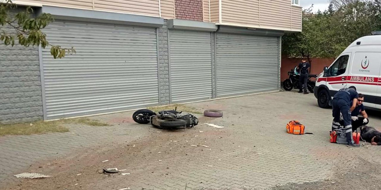 Otomobile Çarpan Motosikletin Sürücüsü Öldü