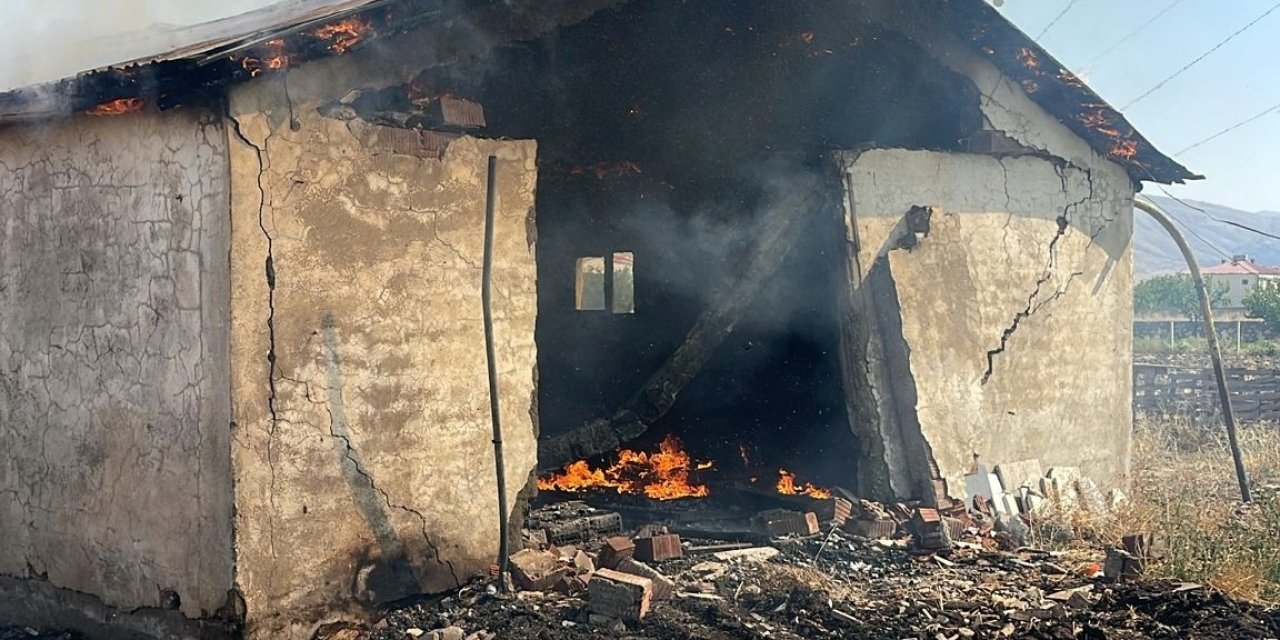 Elazığ'da Eski Başkana Ait Ahırda Yangın