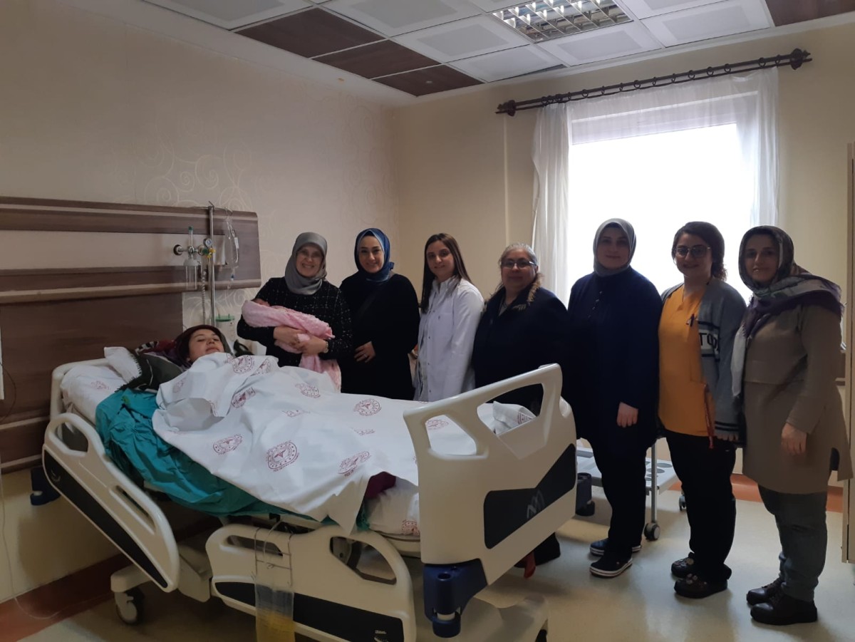 Depremzede ailenin bebeği “Zeynep Nur” Rize’de dünyaya geldi