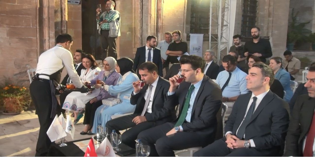 Mardin’de Sıra Dışı ‘Koku’ Sergisinde Bir İlk Yaşandı: Kokuyu Koklayıp İçtiler!