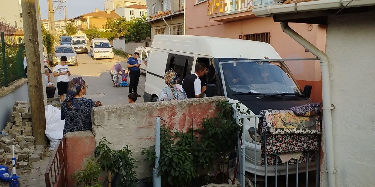 Kaçak Göçmenlerin Taşındığı Minibüs Evin Duvarına Çarptı