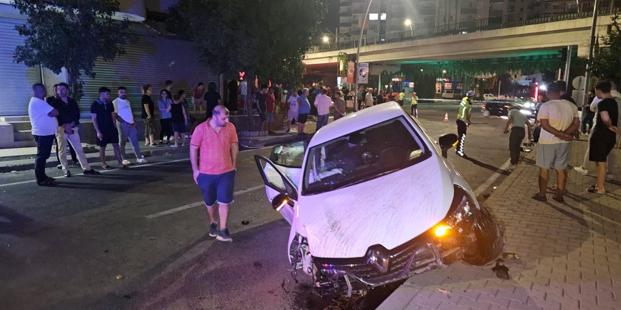 Kaldırımdaki Yayaya Çarparak Ağır Yaraladı; Vatandaşlar Darbetti