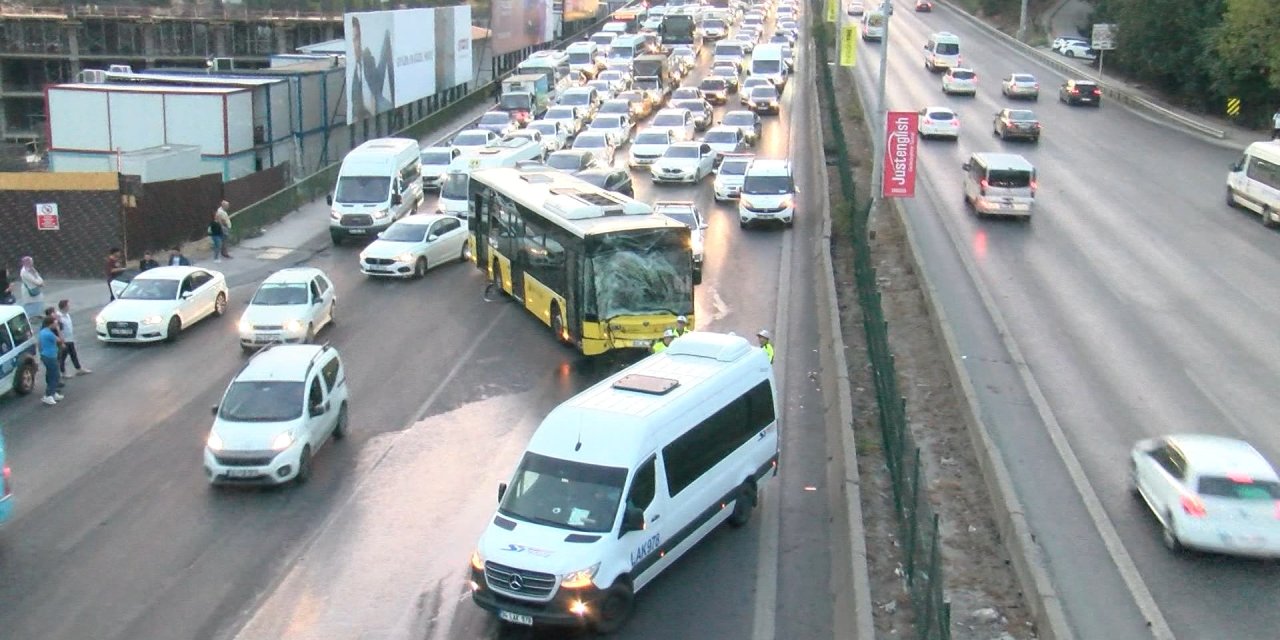 Kadıköy’de İki İett Otobüsü İle Minibüsün Karıştığı Kazada Trafik Felç Oldu