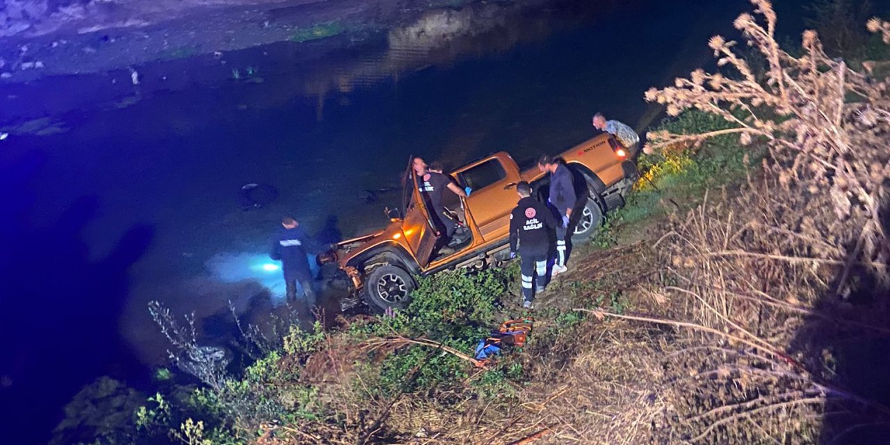 Kamyonet Dereye Uçtu: 1 Ölü, 3 Yaralı