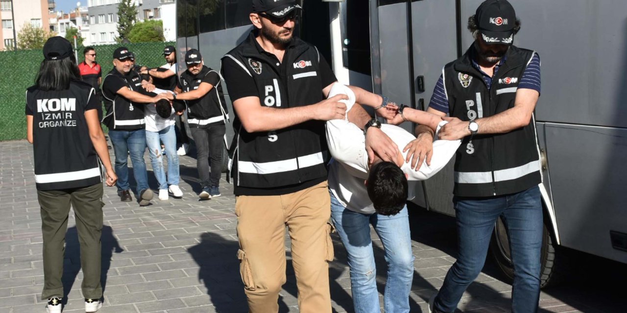 İzmir'de, Adliye Önündeki Çatışmada 20 Şüpheli Adliyede