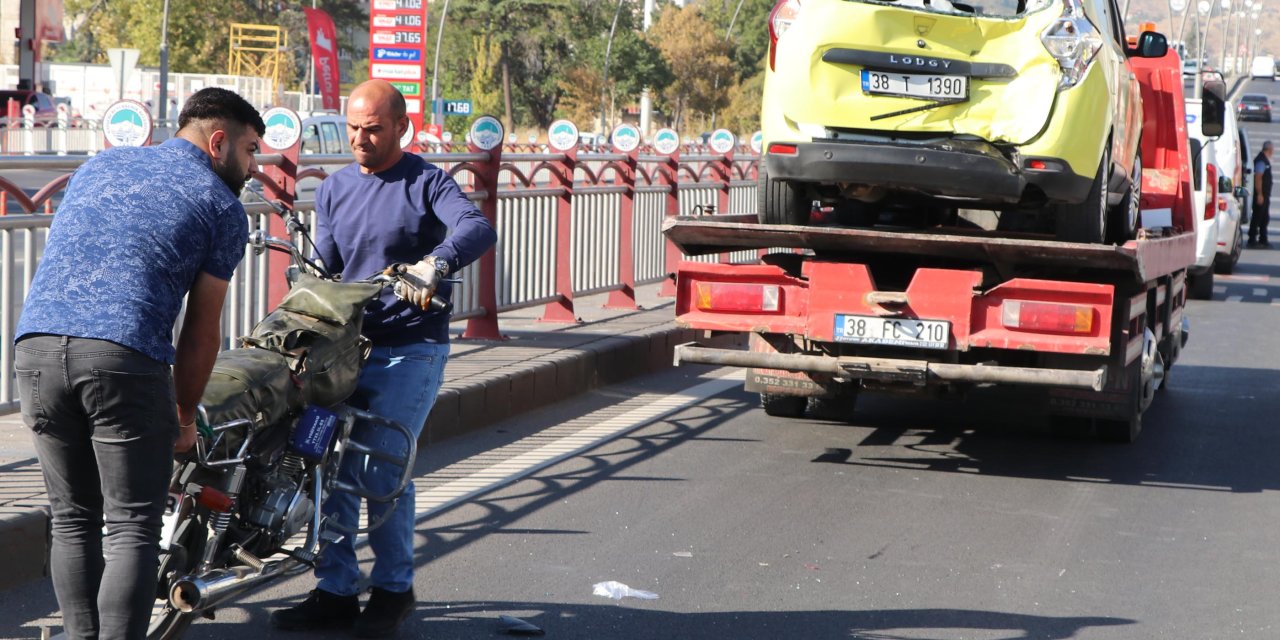 Taksiye Çarpan Motosikletin Sürücüsü Öldü, Arkadaşı Yaralandı